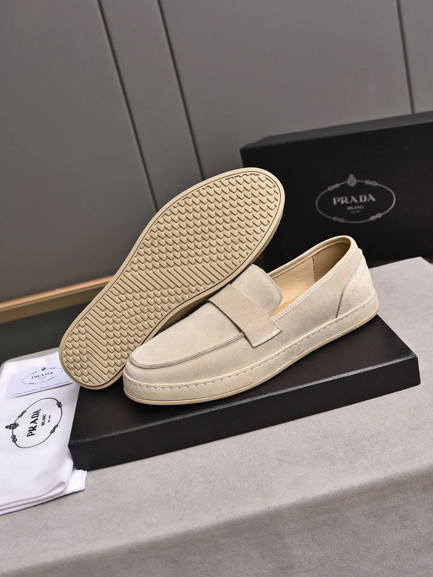 👟👟👟Men's Shoes💰P420 🆕🔥New Updates🔥👟PRADA (Prada) new products are released, imported soft cowhide, fashionable to allow air to penetrate the entire shoe, and the awesome shoes [strong] bring an extremely comfortable and breathable feeling! Beautiful inside and out! Exquisite workmanship, top-grade cowhide material, 😌Number: 38~44, 3 colors available: black, white and blue.